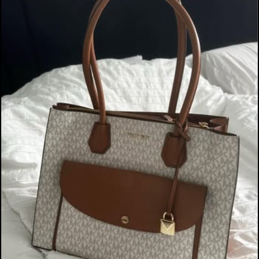 Michael Kors Mercer Extra Large Pocket Tote Vanilla/Acorn/Gold